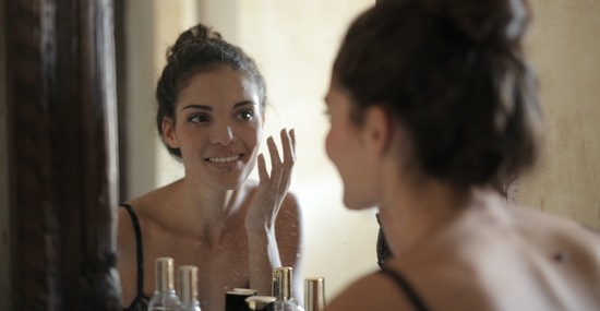 A face toner is especially good for people with oily skin as it controls excess oil.(Pexels)