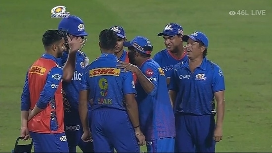 Sachin Tendulkar Mahela Jayawardene speak to Dewald Brevis in timeout (Twitter)