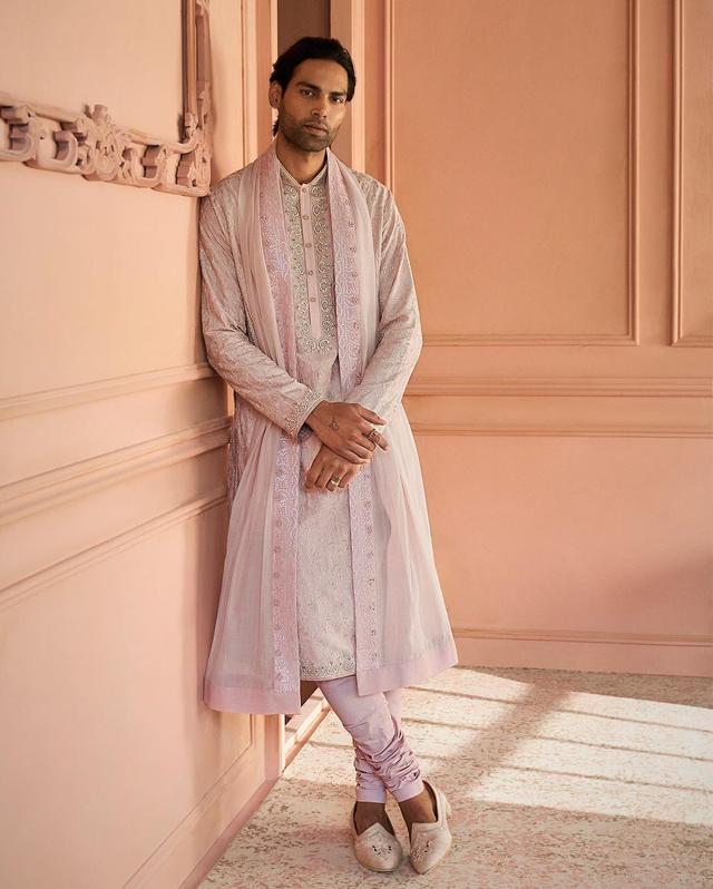 A pink handwoven sequinned mulmul stole embroidered with aari and zardozi threadwork from Tasva Fashion by couturier Tarun Tahiliani. (Instagram/taruntahiliani) A pink handwoven sequinned mulmul stole embroidered with aari and zardozi threadwork from Tasva Fashion by couturier Tarun Tahiliani. (Instagram/taruntahiliani)