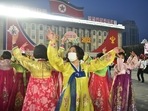 平壌の金日成広場で、「太陽の日」として知られる金日成大統領の生誕​​110周年を祝うダンスパーティーに学生と若者が参加します。（AFP）