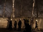 消防士はロシアの攻撃の後に工場で火を消します。 （ファイル写真）（AP）