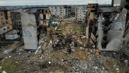 यूक्रेन पर रूस के सैन्य आक्रमण के दौरान कीव के उत्तर-पश्चिम में बोरोडिएंका शहर में एक नष्ट आवासीय इमारत का हवाई दृश्य।  (एएफपी)