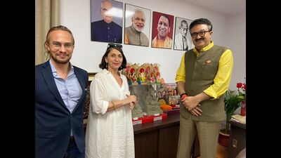 French textile artist Isabella Moulin along with (right) Navneet Sehgal, additional chief secretary, MSME, in Lucknow. (sourced) French textile artist Isabella Moulin along with (right) Navneet Sehgal, additional chief secretary, MSME, in Lucknow. (sourced)