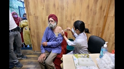On Friday, 885 Covid booster doses were administered in Punjab, including healthcare workers and 60 year-plus category people, who have been provided vaccines free of cost in government facilities. (HT FIle Photo) On Friday, 885 Covid booster doses were administered in Punjab, including healthcare workers and 60 year-plus category people, who have been provided vaccines free of cost in government facilities. (HT FIle Photo)