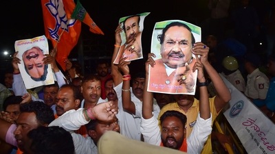 Supporters shout slogans as Karnataka RDPR Minister K S Eshwarappa arrives to submit his resignation to Karnataka Chief Minister, in Bengaluru. (PTI) Supporters shout slogans as Karnataka RDPR Minister K S Eshwarappa arrives to submit his resignation to Karnataka Chief Minister, in Bengaluru. (PTI)