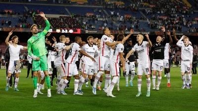 Europa League - Quarter Final - Second Leg - FC Barcelona v Eintracht Frankfurt - Camp Nou, Barcelona, Spain - April 14, 2022 Eintracht Frankfurt players celebrate after the match&nbsp; (REUTERS)