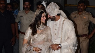 Alia Bhatt and Ranbir Kapoor pose for the paparazzi. (Varinder Chawla) Alia Bhatt and Ranbir Kapoor pose for the paparazzi. (Varinder Chawla)