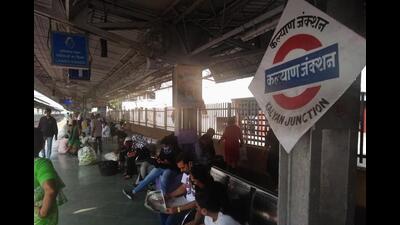 Railway commuters at Kalyan station, which is a major junction. As many as 78 deaths and 65 injuries have been reported at Kalyan railway station in the first three months of 2022. (PRAFUL GANGURDE/HT PHOTO)