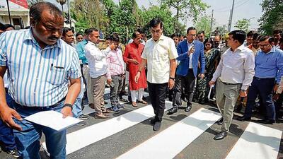 Uttar Pradesh urban development minister Arvind Kumar Sharma inaugurates a zebra crossing at Sikandar Bagh crossing in Lucknow on Friday. (Deepak Gupta/HT Photo) Uttar Pradesh urban development minister Arvind Kumar Sharma inaugurates a zebra crossing at Sikandar Bagh crossing in Lucknow on Friday. (Deepak Gupta/HT Photo)
