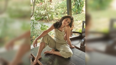 With her hair left open untamed, Sara Ali Khan gave some candid poses for the camera. (Instagram/@saraalikhan95) With her hair left open untamed, Sara Ali Khan gave some candid poses for the camera. (Instagram/@saraalikhan95)