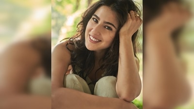 Sara Ali Khan opted for the no-makeup makeup look with intense kohl lined eyes. (Instagram/@saraalikhan95) Sara Ali Khan opted for the no-makeup makeup look with intense kohl lined eyes. (Instagram/@saraalikhan95)