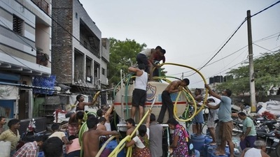 File photo of people filling their empty containers with water using lengths of hose pipe from a Delhi Jal Board tanker, at Sanjay Colony in Okhla Phase II. (Burhaan Kinu/HT FILE PHOTO) File photo of people filling their empty containers with water using lengths of hose pipe from a Delhi Jal Board tanker, at Sanjay Colony in Okhla Phase II. (Burhaan Kinu/HT FILE PHOTO)