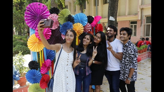 College fest is incomplete without posing and pouting to capture the memorable moments with friends. (Photo: Dhruv Sethi/HT)