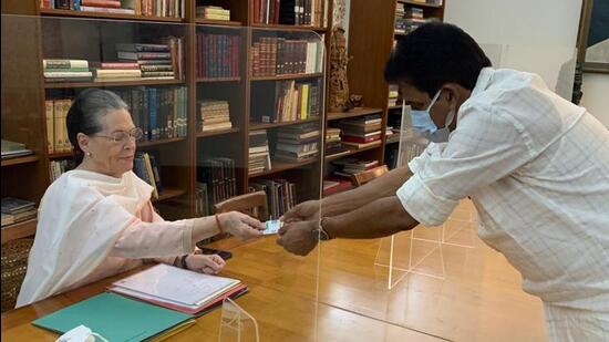 Congress President Sonia Gandhi being enrolled as a digital member by Praveen Chakravarty. She was amongst the last batch of leaders who took part in the digital membership drive that ends on Friday. (SOURCED.)