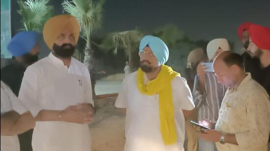 The owners of the six impounded buses in Zirakpur have been told to pay a fine of <span class='webrupee'>₹</span>54,000 each. (HT Photo)