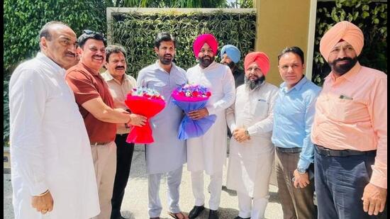 Pradesh Congress Committee president Amarinder Singh Raja Warring being welcomed by part leaders in Amritsar on Friday. Former PCC chief Navjot Sidhu skipped a meeting held by Warring during his maiden visit to the holy city. (HT Photo)