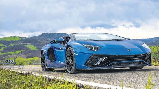 The car goes from 0-100kph in 2.8 seconds, thunders past the 200kph mark in 8.7 seconds and hits a top speed of 355kph