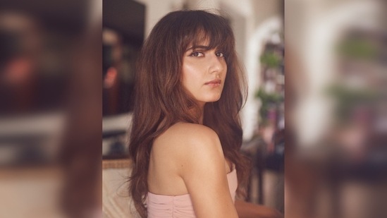 Bangs have been in trend for several decades now and it doesn't seem to go out of fashion anytime soon. Fatima Sana Shaikh is pulling off her hairdo effortlessly and has also garnered a lot of praises for her fresh avatar.(Instagram/@fatimasanashaikh)