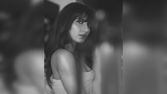 But the actor spilled the beans about bangs through her Instagram post. She wrote, "Fringe only looks good in pictures."(Instagram/@fatimasanashaikh)