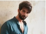 Shahid Kapoor is currently awaiting the release of his upcoming film Jersey. The film, also starring Mrunal Thakur in a pivotal role, is slated to release on April 22. Shahid has started the promotions of the film in full swing. Snippets of his promotion diaries often make their way on his Instagram profile in the form of cues of fashion. Shahid, for Saturday, chose blue as his colour.(Instagram/@shahidkapoor)