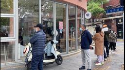 Orang-orang mengantre untuk membeli roti di toko roti dan kue, saat kota itu melonggarkan penguncian di beberapa daerah, di tengah wabah Covid-19 di Shanghai, Cina, pada Sabtu.  (REUTERS)