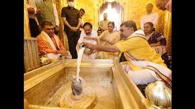 Vice-president M Venkaiah Naidu and his wife M Usha Naidu offering prayers at the Kashi Vishwanath (KV) Temple. (HT Photo)