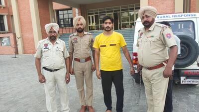 One of the accused being presented in a local court on Saturday. The police busted a gang in Tarn Taran that was using drones for smuggling drugs from Pakistan. (HT Photo) One of the accused being presented in a local court on Saturday. The police busted a gang in Tarn Taran that was using drones for smuggling drugs from Pakistan. (HT Photo)