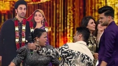 Bharti Singh gifts pressure cooker to Neetu Kapoor, on her son Ranbir Kapoor and Alia Bhatt's wedding. Bharti Singh gifts pressure cooker to Neetu Kapoor, on her son Ranbir Kapoor and Alia Bhatt's wedding.