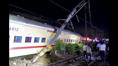 Three coaches of Puducherry Express derailed at Matunga station, in Mumbai on Friday night, April 15, 2022. (PTI) Three coaches of Puducherry Express derailed at Matunga station, in Mumbai on Friday night, April 15, 2022. (PTI)