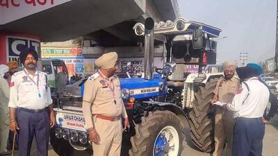Traffic police issuing challan to violators in Ludhiana on April 16, 2022. (ht photo)