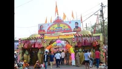 Specially decorated gate of Bade Hanuman temple near Sangam in Prayagraj on Saturday on the occasion of hanuman Jayanti. (HT Photo) Specially decorated gate of Bade Hanuman temple near Sangam in Prayagraj on Saturday on the occasion of hanuman Jayanti. (HT Photo)