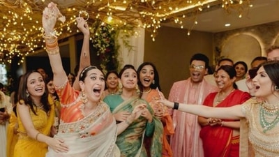 Karisma Kapoor was clearly too happy about the kaleera falling on her. Karisma Kapoor was clearly too happy about the kaleera falling on her.