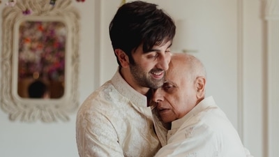 Mahesh Bhatt hugged Ranbir Kapoor after his wedding with Alia Bhatt. Mahesh Bhatt hugged Ranbir Kapoor after his wedding with Alia Bhatt.