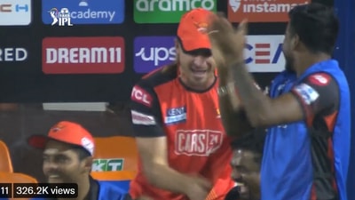 Dale Steyn celebrates Umran Malik yorker with Muralitharan (Screengrab from IPL video)