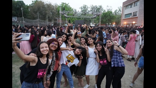 Taking a break from hopping in between events, students pause and pose for the shutterbugs. (Photo: Gokul VS/HT) Taking a break from hopping in between events, students pause and pose for the shutterbugs. (Photo: Gokul VS/HT)