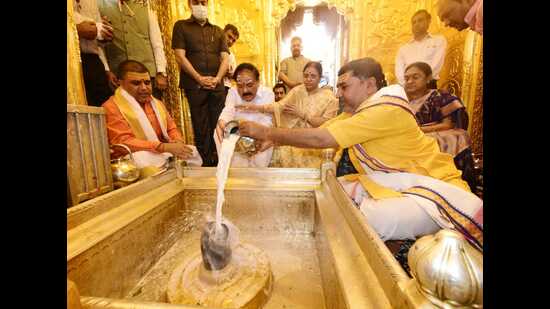 Vice-president M Venkaiah Naidu and his wife M Usha Naidu offering prayers at the Kashi Vishwanath (KV) Temple. (HT Photo)