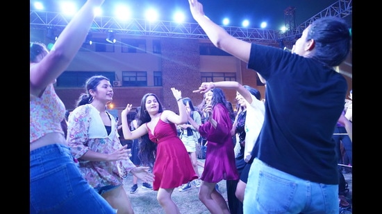 Mirandians danced till their feet turned sore to the beats of DJ Harsh Sharma who was accompanied by young dhol player Taarush Talwar. (Photo: Gokul VS/HT) Mirandians danced till their feet turned sore to the beats of DJ Harsh Sharma who was accompanied by young dhol player Taarush Talwar. (Photo: Gokul VS/HT)