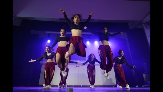 Not wanting to be limited by a genre, Tanz, the dance society, performed a mix of various styles from hip-hop to contemporary. (Photo: Gokul VS/HT) Not wanting to be limited by a genre, Tanz, the dance society, performed a mix of various styles from hip-hop to contemporary. (Photo: Gokul VS/HT)