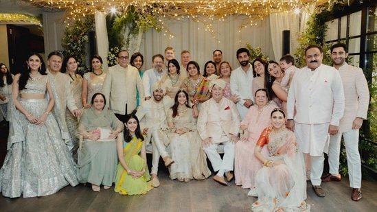 The Kapoor family posing together at Alia Bhatt and Ranbir Kapoor's wedding.