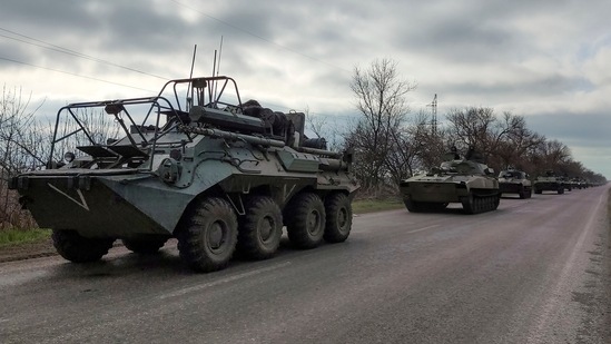 Um comboio militar russo se move em uma estrada em uma área controlada por forças separatistas apoiadas pela Rússia perto de Mariupol, Ucrânia. (AP)