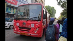 Punyadasham bus on Shivaji road. To celebrate 15 years of the Pune Mahanagar Parivahan Mahamandal Limited (PMPML), the transport body will offer free Punyadasham bus service on nine routes in the city on April 19 (Ravindra Joshi/HT PHOTO)