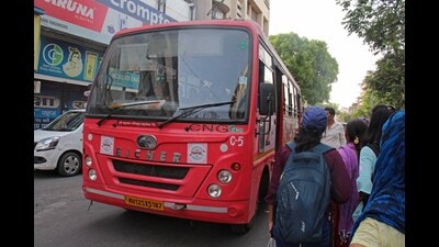 Punyadasham bus on Shivaji road. To celebrate 15 years of the Pune Mahanagar Parivahan Mahamandal Limited (PMPML), the transport body will offer free Punyadasham bus service on nine routes in the city on April 19 (Ravindra Joshi/HT PHOTO)