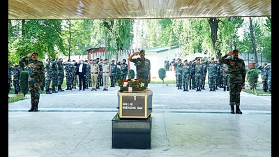 Chinar Corps Commander Lieutenant General DP Pandey paying tribute to Lance Naik Nishan Singh who lost his life during an encounter with militants in Anantnag. (ANI)