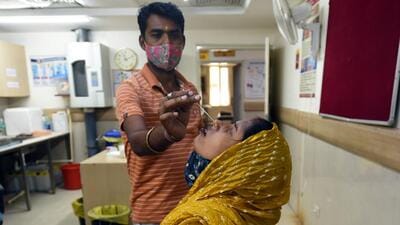 Noida, India - April 17, 2022: A health worker collects a swab sample for Covid-19 test at the District Hospital in Sector 30, Noida, India, on Sunday, April 17, 2022. (Photo by Sunil Ghosh / Hindustan Times) (Sunil Ghosh/Hindustan Times) Noida, India - April 17, 2022: A health worker collects a swab sample for Covid-19 test at the District Hospital in Sector 30, Noida, India, on Sunday, April 17, 2022. (Photo by Sunil Ghosh / Hindustan Times) (Sunil Ghosh/Hindustan Times)