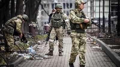 Russian soldiers walks along a street in Mariupol on April 12, 2022. (Photo by Alexander NEMENOV / AFP) (AFP) Russian soldiers walks along a street in Mariupol on April 12, 2022. (Photo by Alexander NEMENOV / AFP) (AFP)