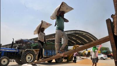 Alleging irregularities by procurement agencies, arhtiyas in Kaithal grain market staged a protest on Sunday. (HT file photo)
