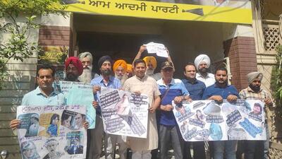 PAC members protesting against MLA Madan Lal Bagga regarding open garbage dump in Ludhiana on April 17, 2022. (Harvinder Singh/HT) PAC members protesting against MLA Madan Lal Bagga regarding open garbage dump in Ludhiana on April 17, 2022. (Harvinder Singh/HT)