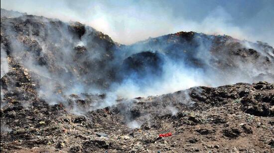 Fire broke out in a main dumping site of MC at Tajpur road in Ludhiana on April 17, 2022. (Harvinder Singh/HT)