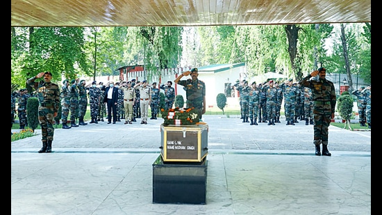 Chinar Corps Commander Lieutenant General DP Pandey paying tribute to Lance Naik Nishan Singh who lost his life during an encounter with militants in Anantnag. (ANI)