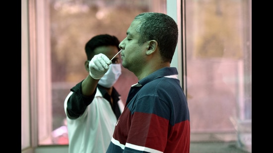 The number of samples tested in the last 24 hours rose to 21,534 from 19,518 on Saturday. (Sunil Ghosh/HT PHOTO)